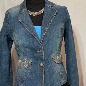 Stylish Denim Blazer with Embellished Pockets